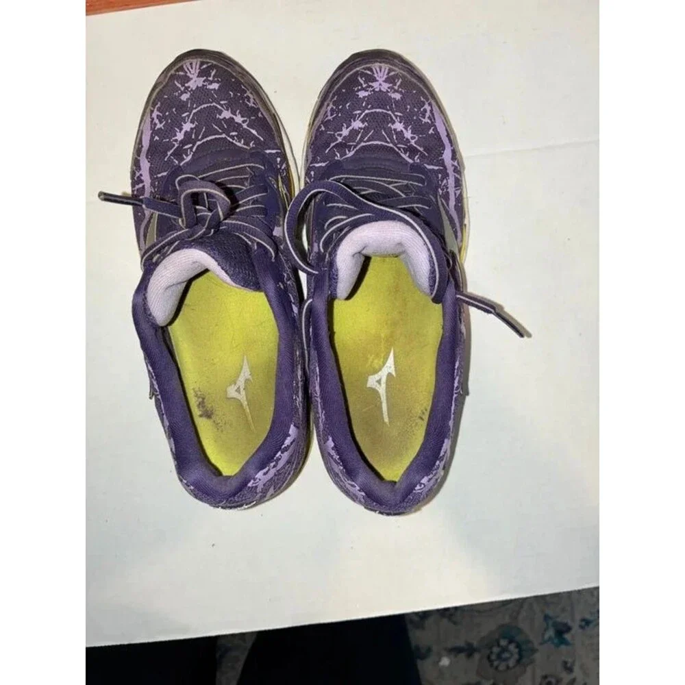 Mizuno woman’s 7.5 running sneakers